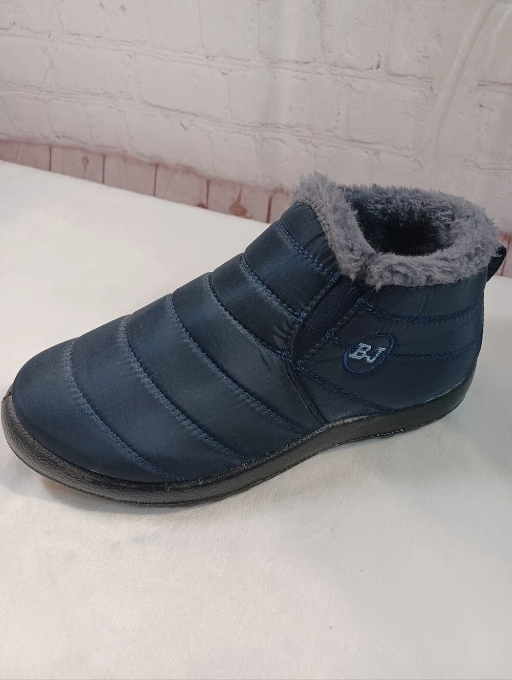 bj women's navy gray quilted faux fur lined winter ankle boots size 9M 40
